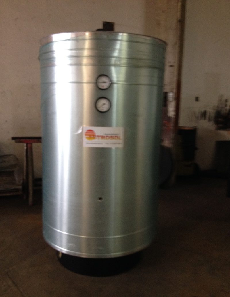 Boiler vertical Astrosol em aço inoxidável com manômetros e identificação da marca