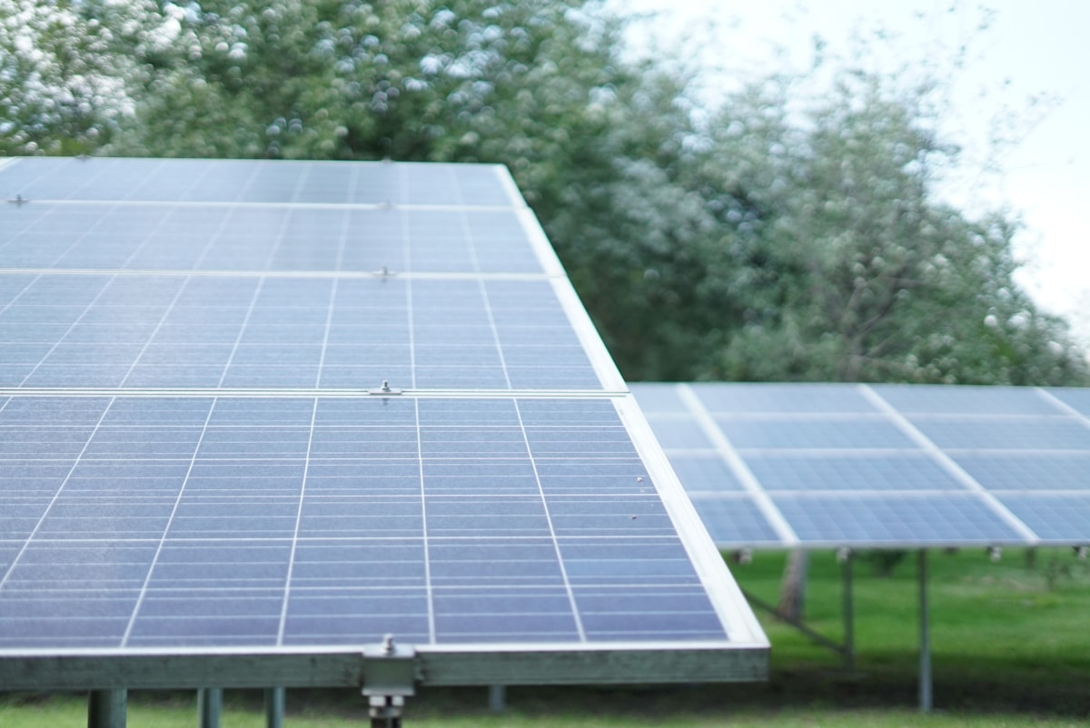 Painéis solares instalados com eficiência e qualidade